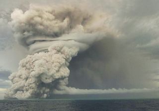 En erupción y riesgo de tsunami por volcán submarino en Tonga