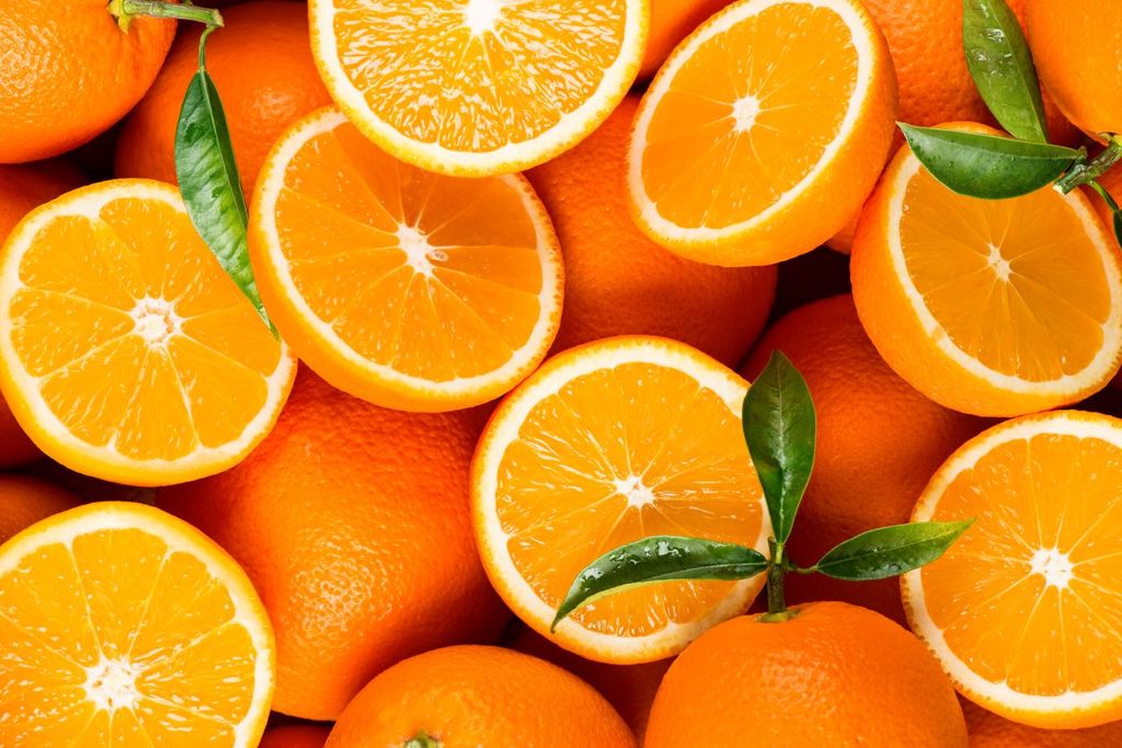 Los cítricos como la naranja rica en vitamina C, así como las guayabas y tejocotes. Los cítricos como la naranja rica en vitamina C, así como las guayabas y tejocotes.