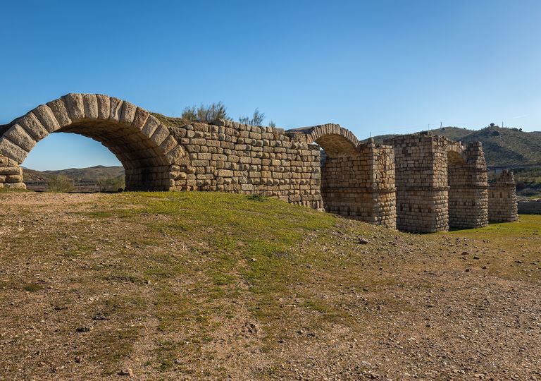 El puente romano de Alconetar, se cree que fue construido en el siglo II de nuestra era. El puente romano de Alconetar, se cree que fue construido en el siglo II de nuestra era.