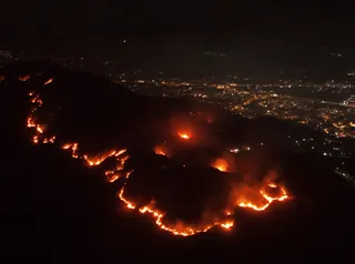 Se propagan incendios forestales en la zona Centro Sur de México, poniendo en peligro áreas habitacionales