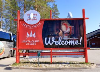 En Laponie, le Père Noël croule sous le poids du surtourisme ! 