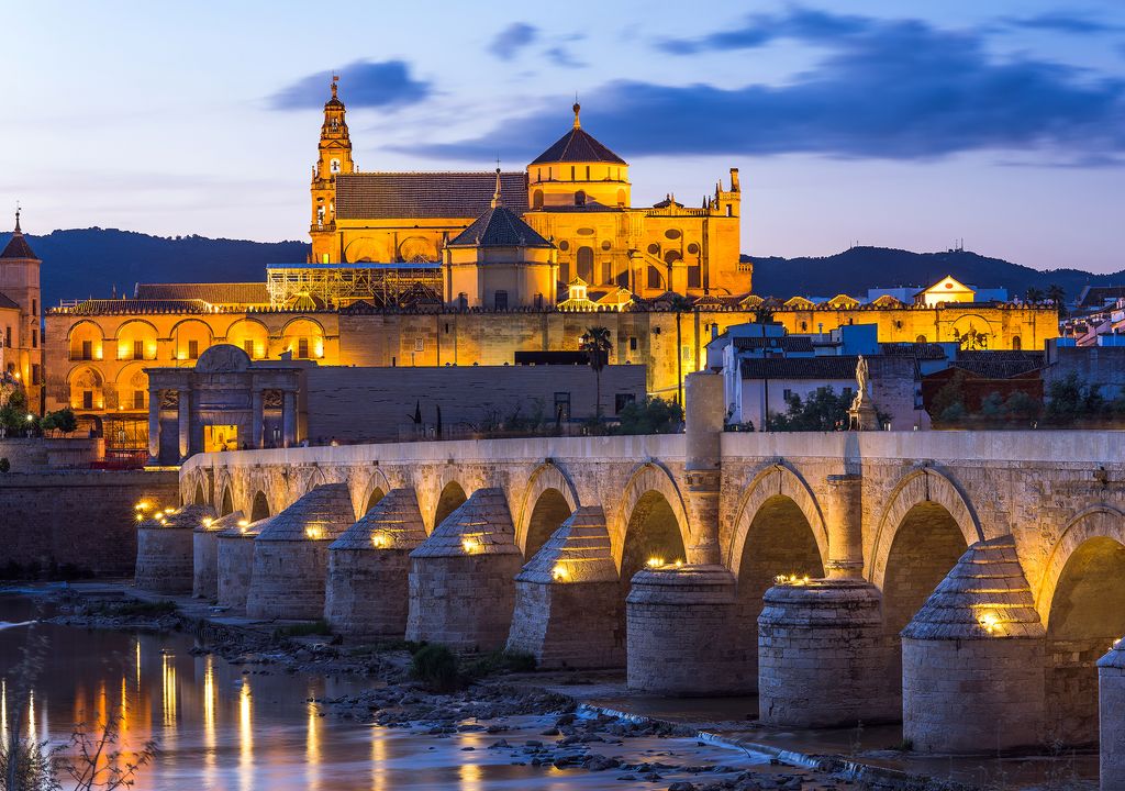 Se espera que en los valles del Guadalquivir, Guadiana, Tajo y Ebro se superen los 40 ºC. En la imagen la mezquita-catedral de Córdoba y el puente romano.