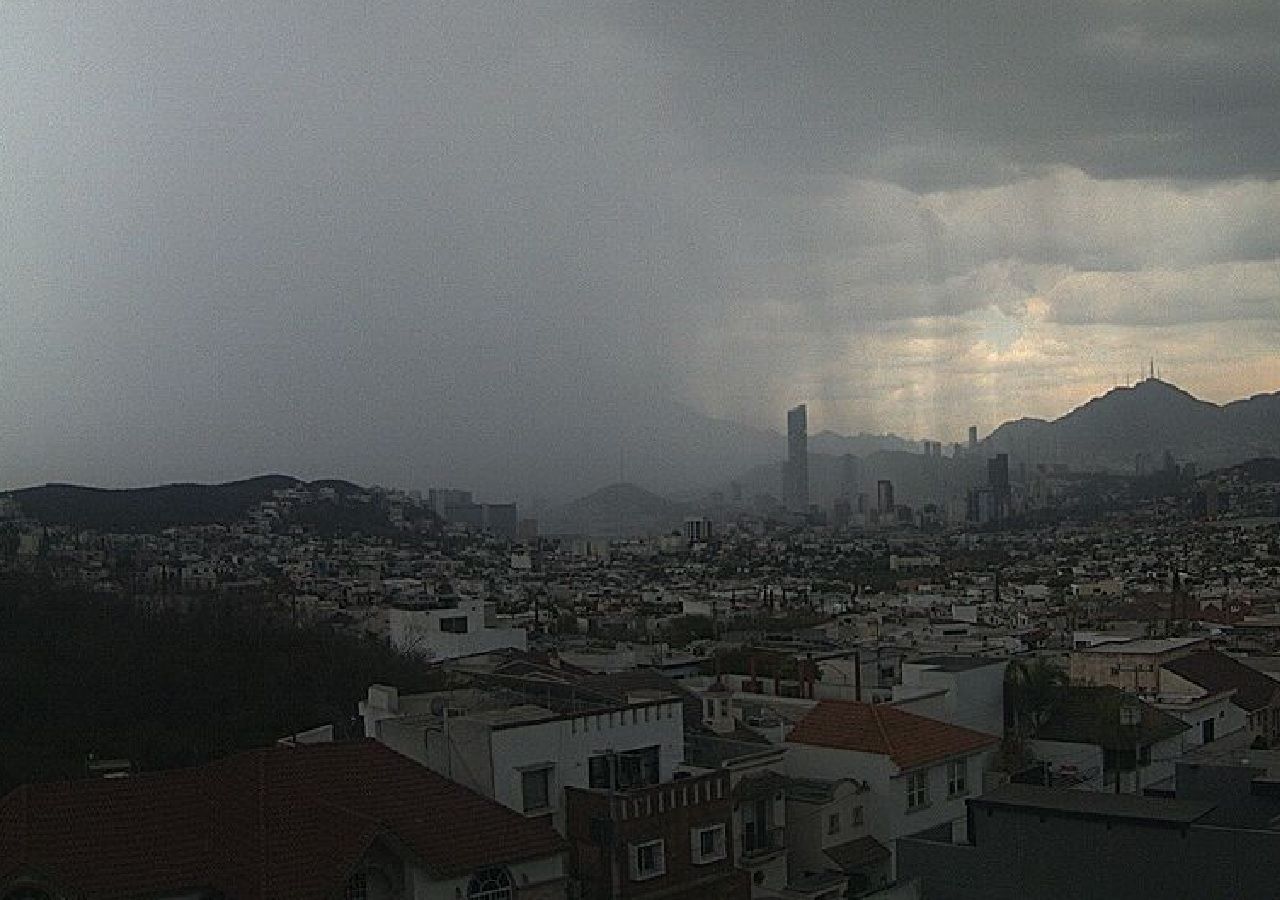 Después de semanas, volvieron las lluvias a Monterrey. Fotografía: webcamsdemexico
