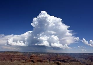 ¿En qué consiste el proceso conocido como nucleación y cuál es su relación con la siembra de nubes?