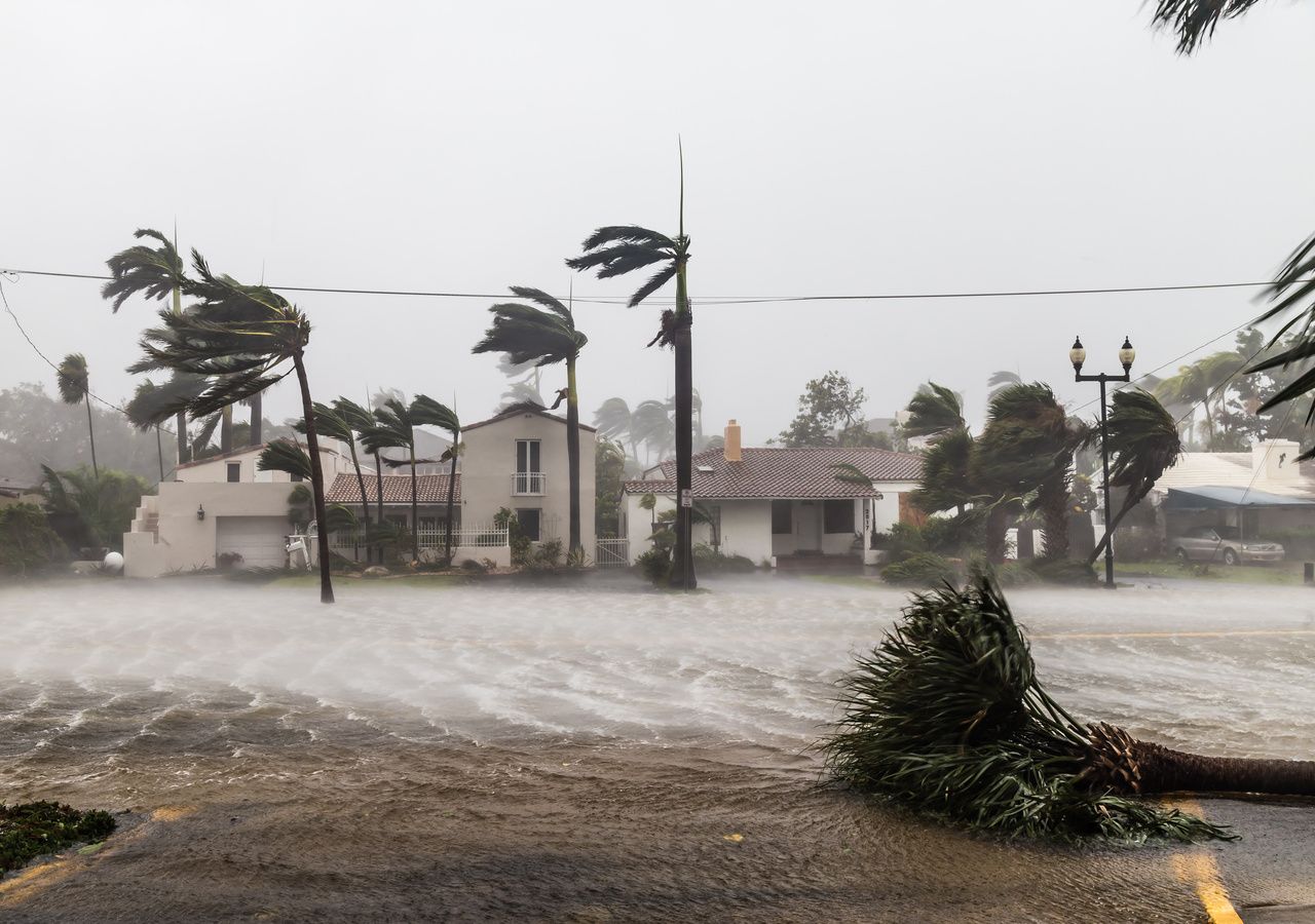 Un huracán puede ser destructivo por sus lluvias torrenciales y rachas de viento violentas en torno a su ojo.