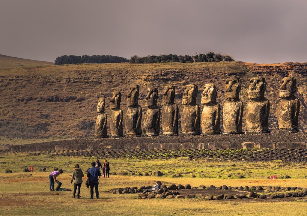 Turistas en la Isla de Pascua y moais