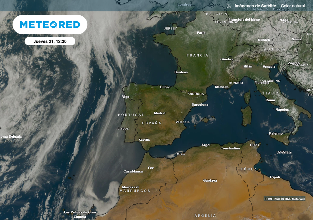 En las imágenes del satélite más recientes se aprecia como desde este mediodía la lengua de polvo sahariano se está aproximando al oeste peninsular.