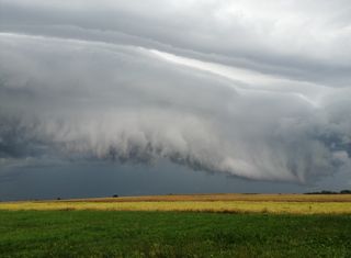 Una línea de turbonada es inminente con lluvias torrenciales, granizo y vendavales. Las zonas y horas más delicadas