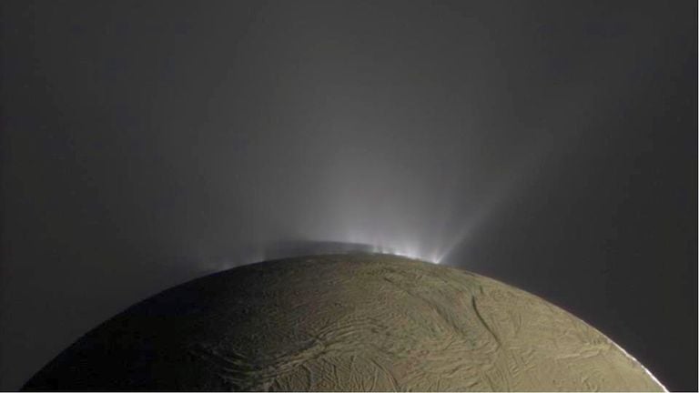 Enc&eacute;lado, la luna de Saturno, y la b&uacute;squeda de vida en el espacio