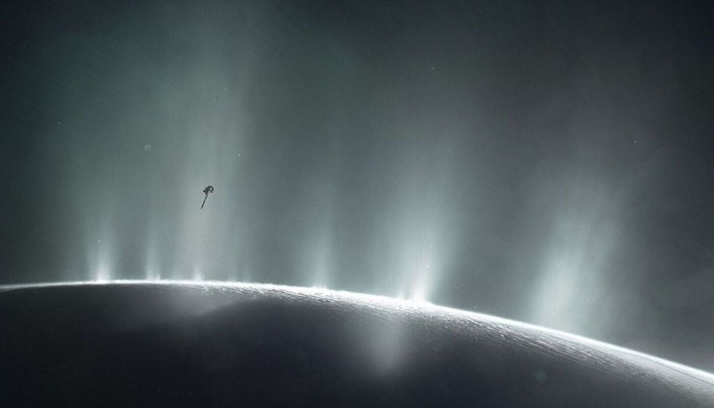 Fontänen sprühen Eiskristalle und Dampf aus mehreren Stellen entlang der berühmten Tiger Stripes, nahe des Südpols von Saturnmond Enceladus. Die Tigerstreifen sind vier mächtige, ungefähr 135 Kilometer lange Risse, welche die Südpolregion kreuzen. Bild: NASA/JPL-Caltech/Space Science Institute