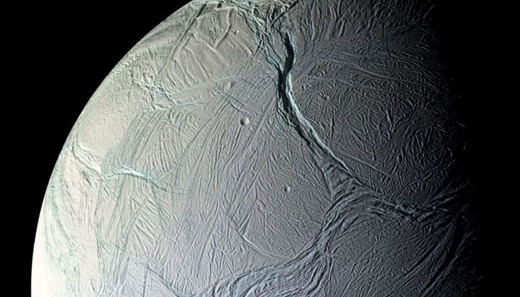 Die Sonde Cassini, die sich von 2004 bis 2017 im Saturnsystem aufhielt, hat den Saturnmond Enceladus mit den Eisfontänen (Plumes) und Tigerstreifen (Tiger Stripes) berühmt gemacht. Bild: NASA/JPL/SSI