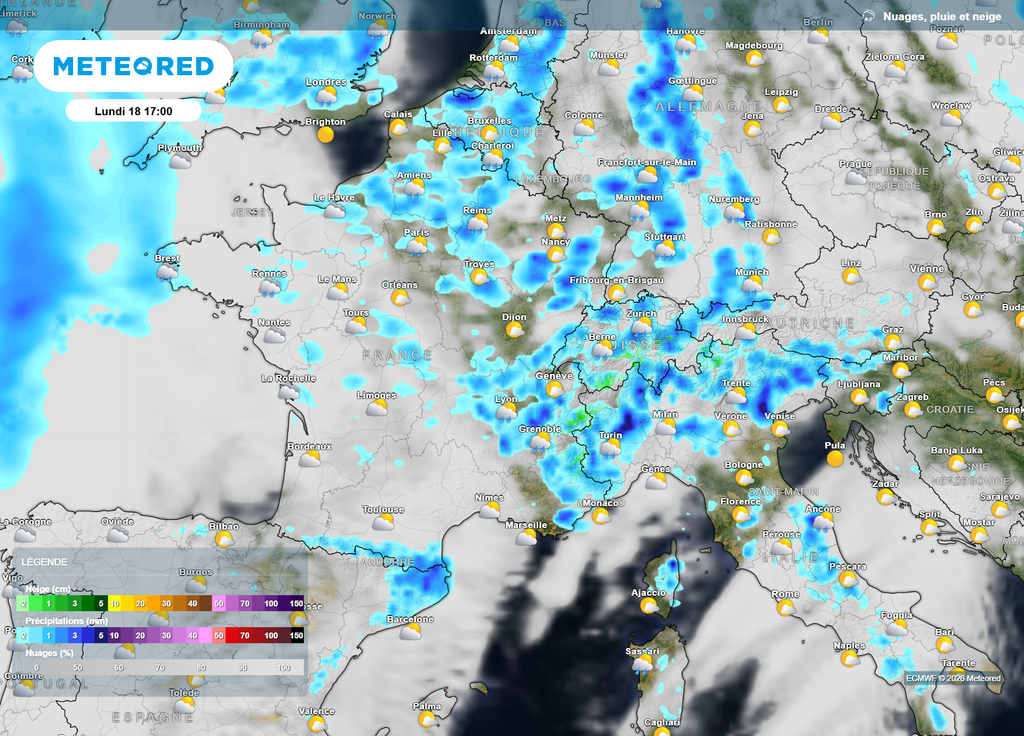 Lundi après-midi, les averses seront fréquentes sur les deux-tiers Nord du pays et en montagne, parfois accompagnées d'orages sur la moitié Est.