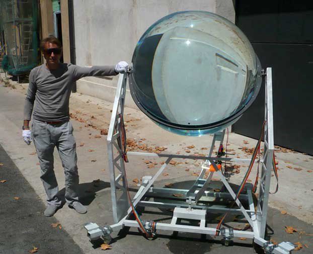 Energía Cosechada A Partir De Una Gran Bola De Cristal Desde El Sol Y La Luna