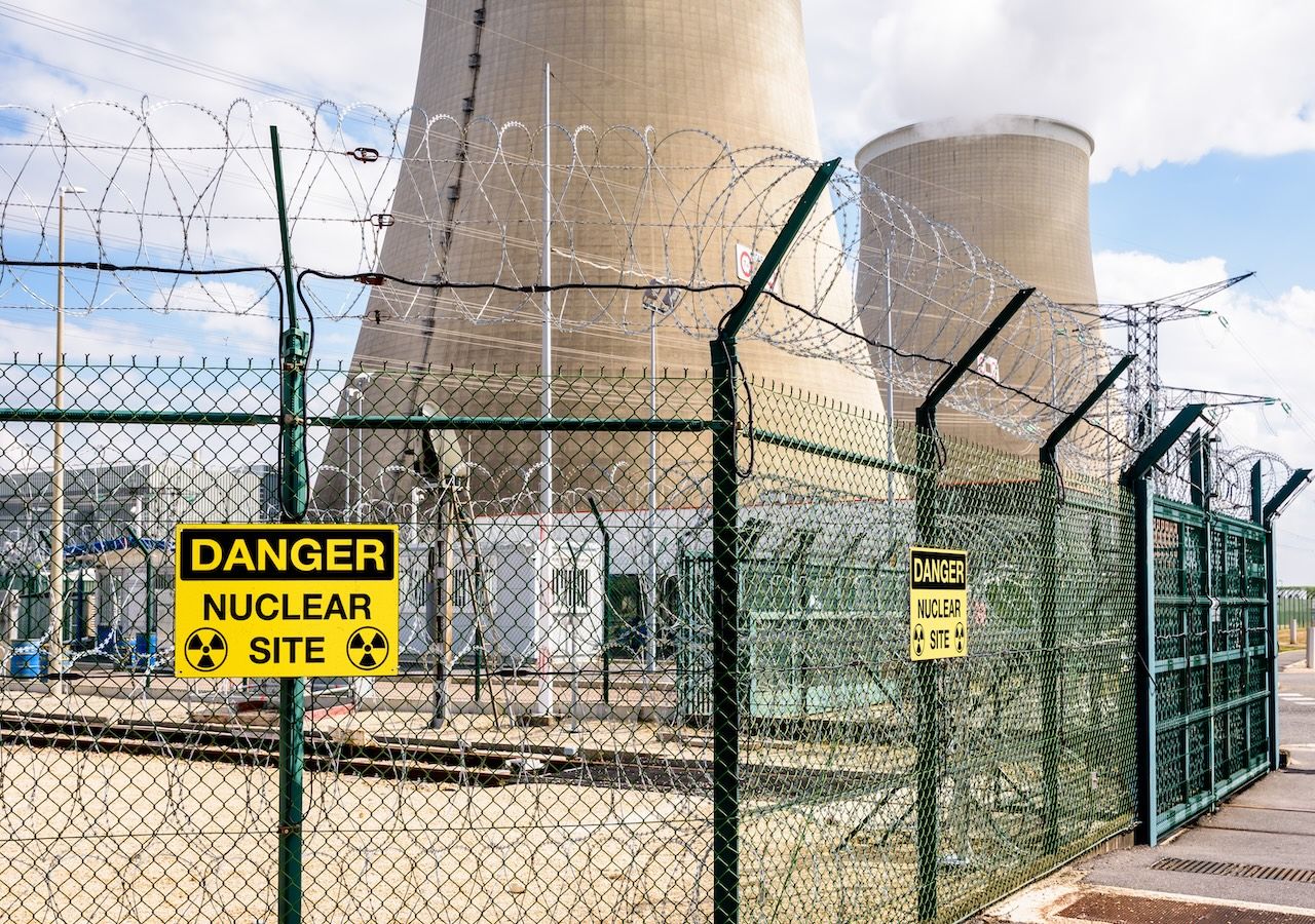 Un impianto nucleare ad uso civile, con le torri di raffreddamento. Un impianto nucleare deve essere strettamente sorvegliato non solo nella sua vita attiva ma anche per decenni dallo spegnimento del reattore.