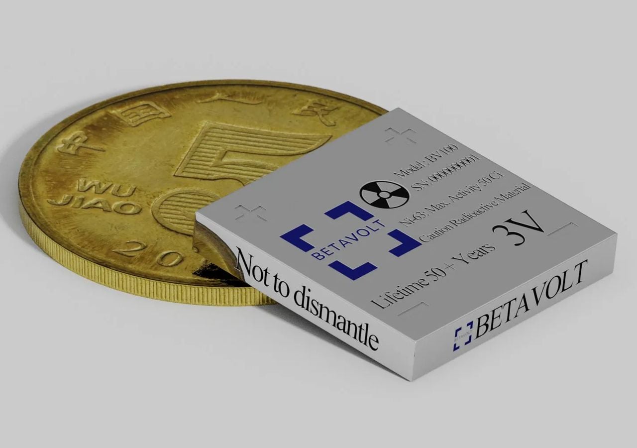 La nueva mini batería nuclear desarrollada en China, es casi del tamaño de una moneda (15 x 15 x 5 mm) y proporciona 100 microvatios a 3 voltios (V) durante 50 años