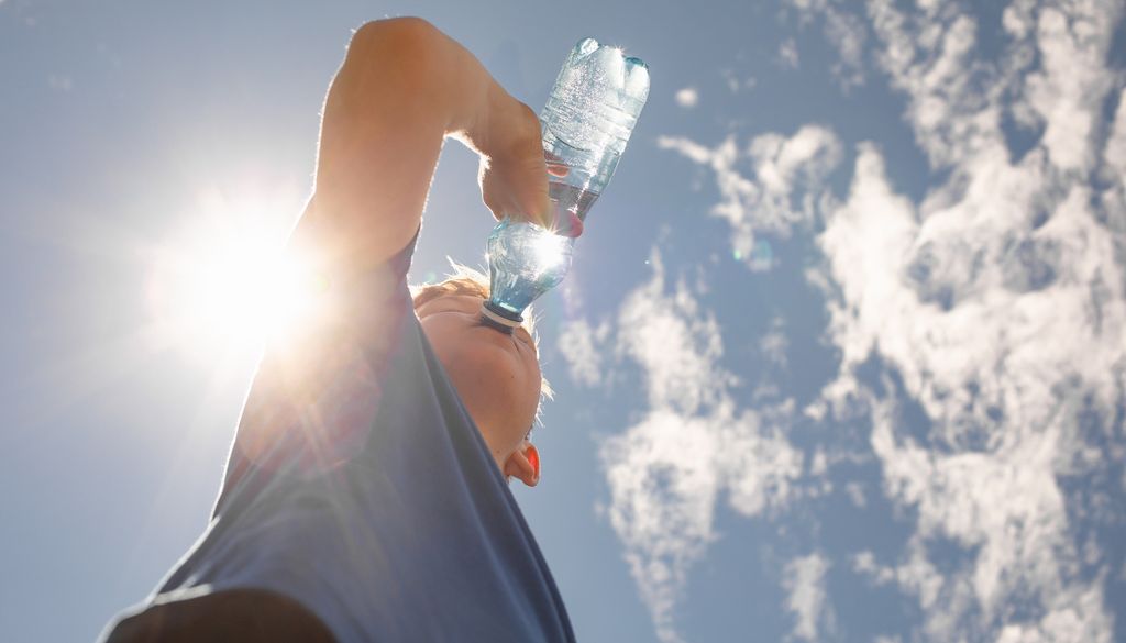 Enfant Chaleur Canicule Soleil Boire Eau Les fortes chaleurs ont des conséquences sur l'humeur des jeunes enfants.