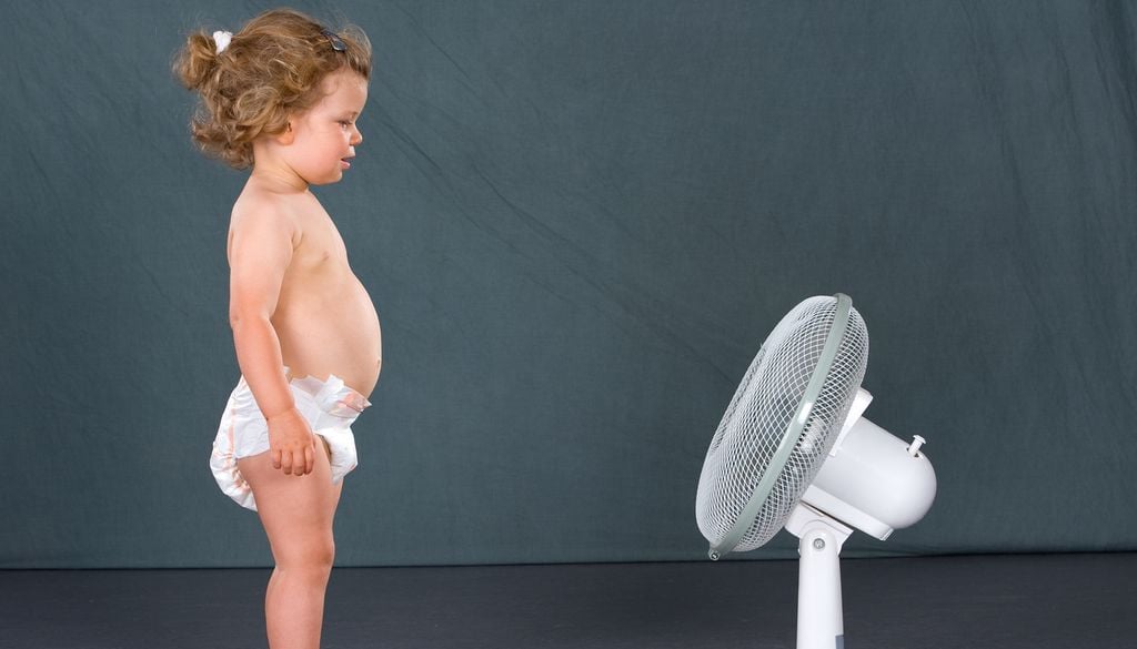 Bébé enfant chaleur canicule ventilateur air Les bébés et les jeunes enfants souffrent plus de la chaleur.