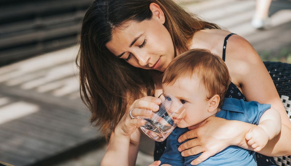 Enfant bébé canicule maman boire eau chaleur Pensez à proposer de l'eau régulièrement à vos enfants avant qu'ils ne ressentent la soif.