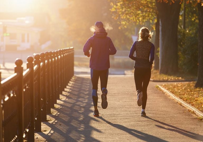 Personas corriendo; mañana otoñal Personas corriendo; mañana otoñal