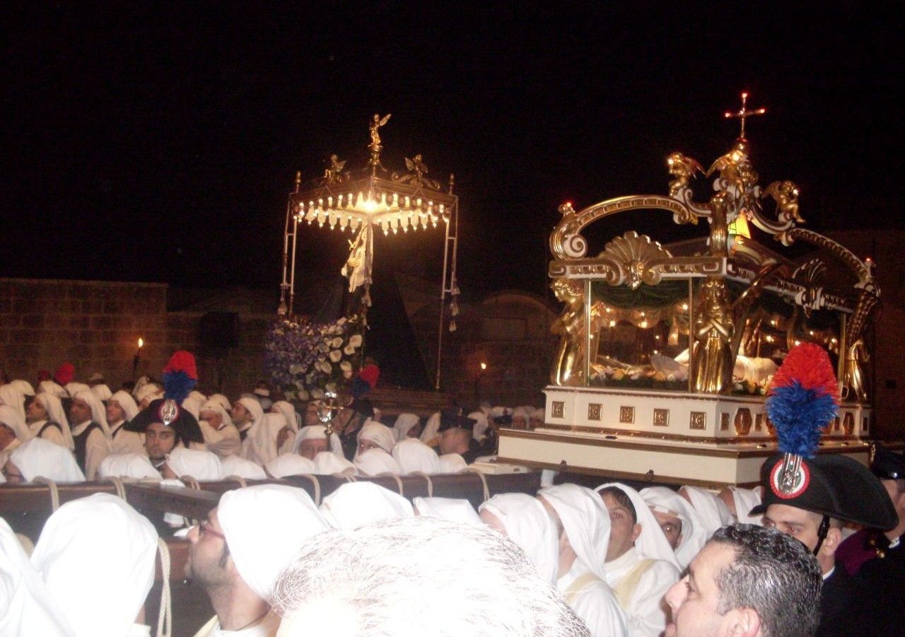 La Settimana Santa di Enna trae le sue radici dal XVI e XVII secolo, quando l’influenza spagnola portò in Sicilia un modello di celebrazioni pasquali caratterizzato da processioni solenni e dalla centralità delle confraternite.