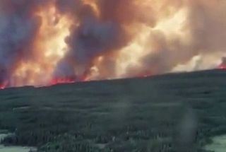 Enorme incendio causato da un fulmine in Alaska, bruciati già diecimila ettari di bosco: i video