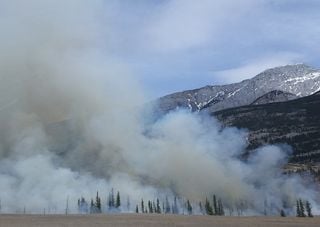 Enorme incendio sulle Alpi nella giornata del caldo record