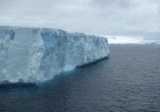 Una enorme masa de hielo se rompe en la Península Antártica