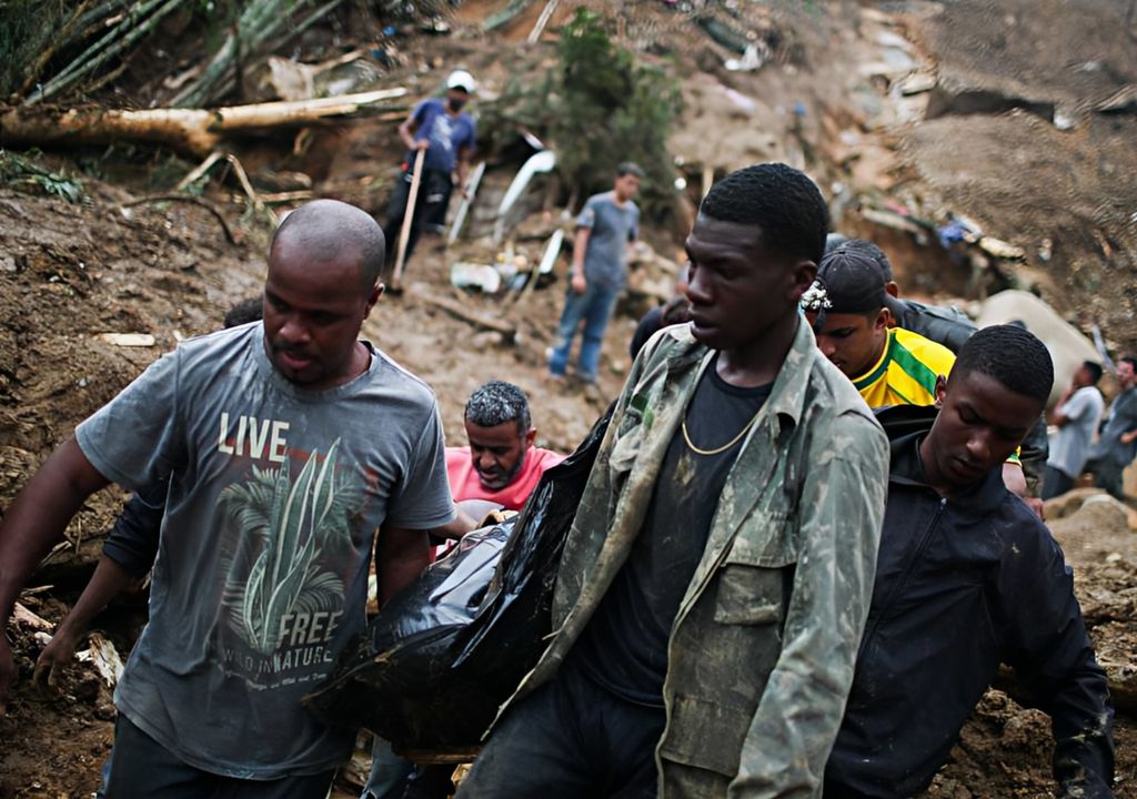 Chuvas e tempestades extremas no Rio de Janeiro causaram mais de 900 mortes em 2011. Chuvas e tempestades extremas no Rio de Janeiro causaram mais de 900 mortes em 2011.