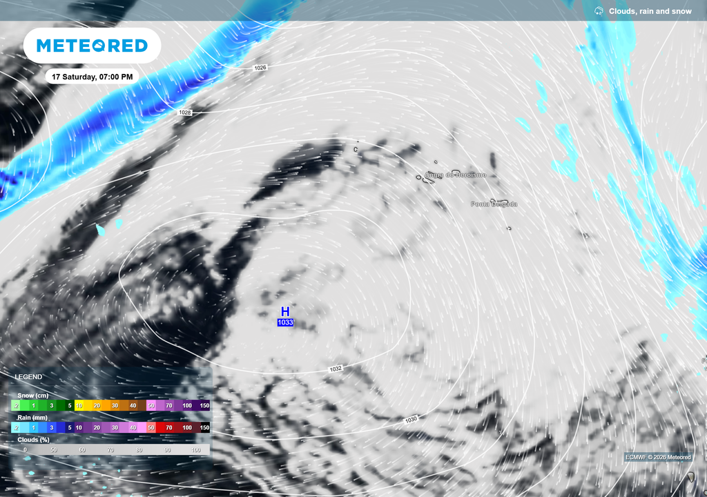 Mapa de nuvens, precipitação e circulação atmosférica (sábado, 17, às 19:00). Observa-se um anticiclone robusto (1033 hPa) centrado no Atlântico Norte, condicionando o estado do tempo nos Açores e garantindo estabilidade atmosférica,