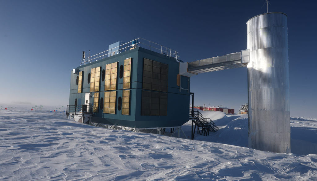 O IceCube é um observatório instalado no gelo profundo da Antártida, com milhares de sensores que detectam a luz produzida quando neutrinos interagem com a matéria. Crédito: IceCube Observatory