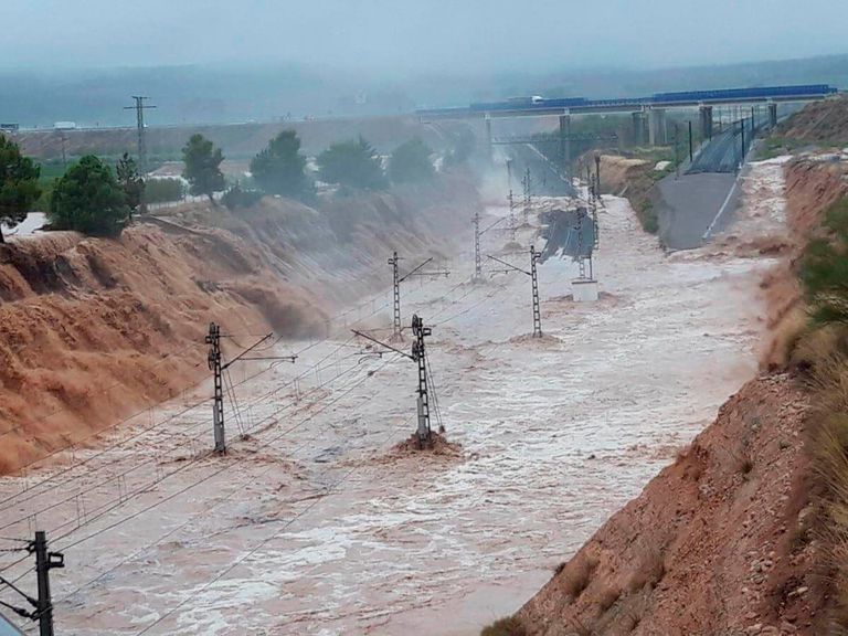 Vías del tren inundadas Vías del tren inundadas