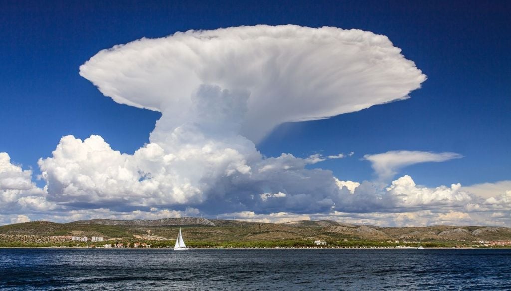 L’energia che alimenta questi temporali si misura con indici come il CAPE (Convective Available Potential Energy). Valori alti di CAPE indicano che l’aria, una volta innescata, può salire con grande forza, favorendo grandine grossa, raffiche downburst e fulmini frequenti.