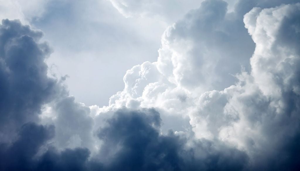 Forti temporali. Questo maggior apporto di calore, indotto dalla graduale intensificazione dell’insolazione diurna che surriscalda per bene i terreni, instabilizzando la colonna d’aria sovrastante, favorendo lo sviluppo dei temporali.