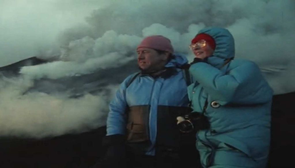 O casal Katia e Maurice Krafft percorreram o mundo a estudar e a documentar erupções lado a lado. Fonte: Documentário Fire of Love IMDB