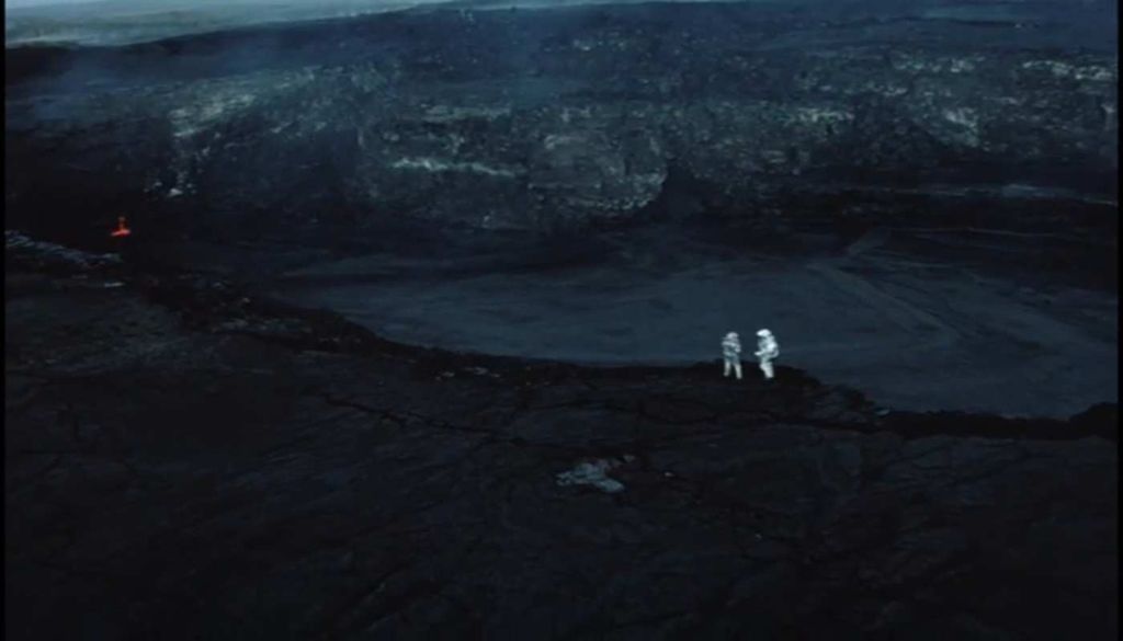 Recolha de dados Katia recolhia amostras de gases e rochas, fazia medições e documentava a evolução dos fenómenos através de fotografias e filmagens. Fonte: Documentário Fire of Love IMDB
