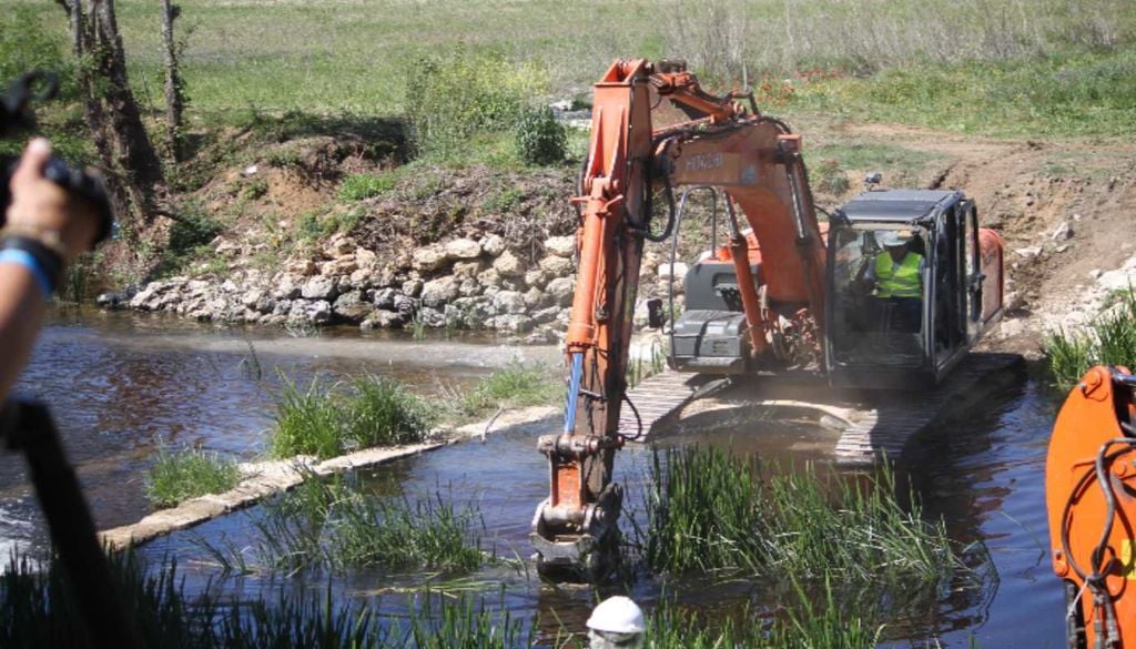 Remoção de um antigo açude, que impedia o curso livre do rio Alviela, em Vaqueiros, no concelho e distrito de Santarém, em 2023, no âmbito de um projeto da ONG Grupo de Estudos de Ordenamento do Território e Ambiente (GEOTA), financiado pela fundação suíça MAVA.