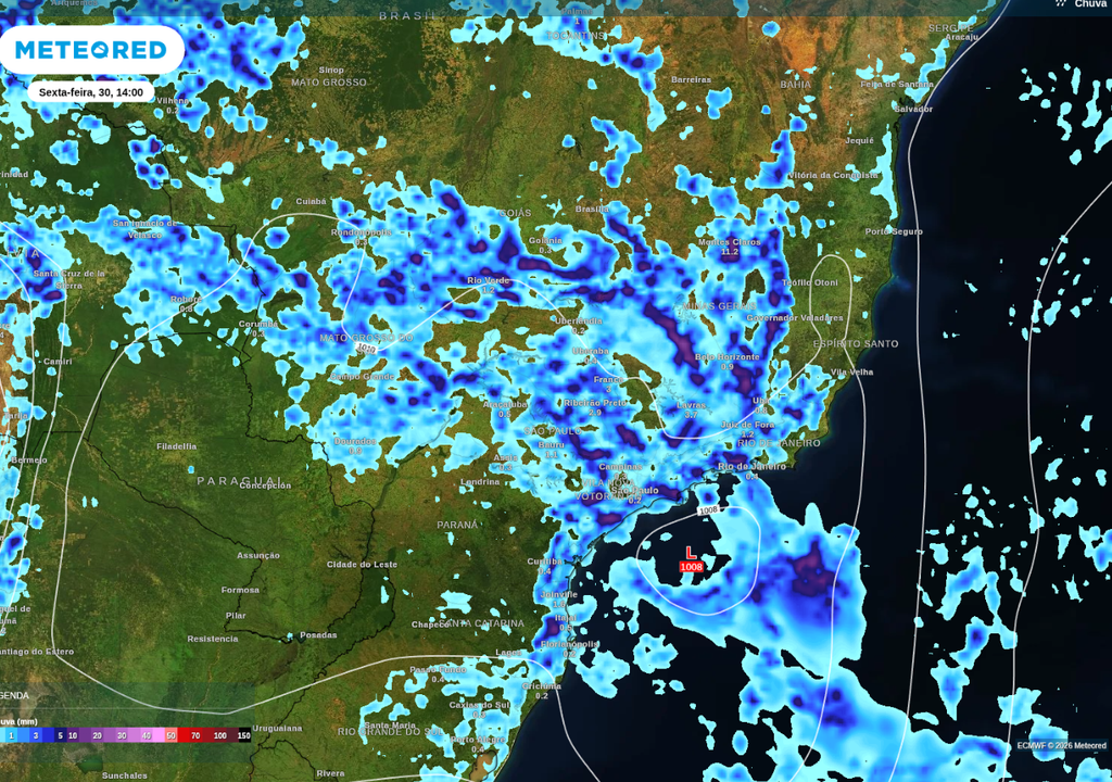 Previsão de ciclone (L) e chuvas nesta sexta-feira (30), de acordo com o ECMWF.