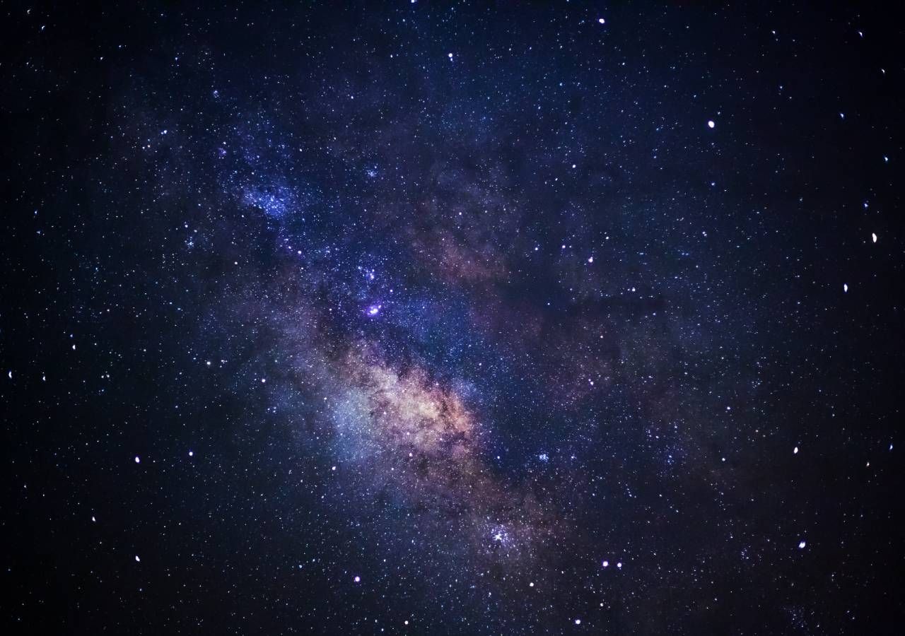Astrónomos propuseram uma nova explicação para algumas das galáxias primitivas mais enigmáticas do universo, conhecidas como "pequenos pontos vermelhos".