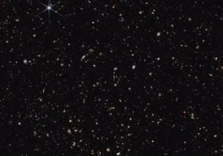 Entre estrelas e buracos negros: a nova teoria sobre os pequenos pontos vermelhos