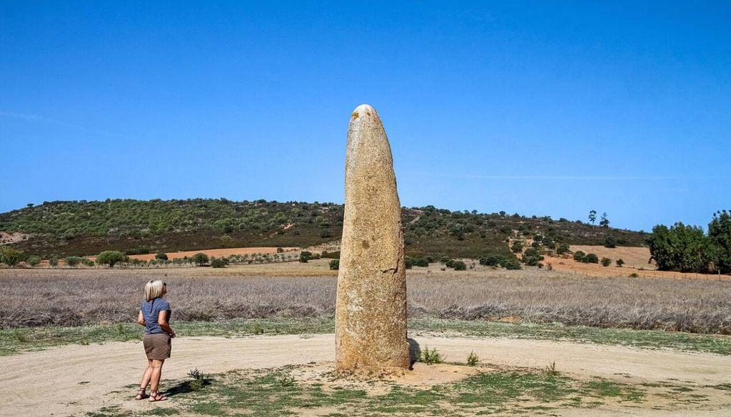 O monólito de granito tem 5,6 metros de altura e um diâmetro médio de um metro e pesa cerca de 8 toneladas. É o segundo maior em Portugal. O topo tem uma cavidade de 30 cm de diâmetro, que se acredita representar uma uretra, o que dá a entender que o menir simboliza um falo. É considerado um dos melhores exemplos de um menir fálico na Península Ibérica. Imagem: © Vítor Oliveira / Portuguese_eyes.
