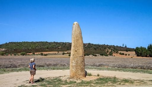 Entre gratid&atilde;o e vandalismo: menir de Monsaraz recebe inscri&ccedil;&atilde;o indevida