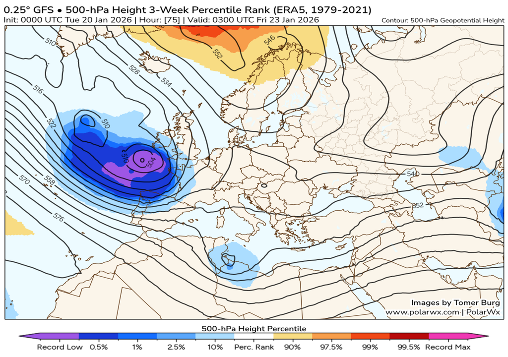 Mapa de anomalías de geopotencial a 500 hPa de PolarWx, donde se aprecia la anomal��a récord de la borrasca que se formará al sur de las islas británicas.