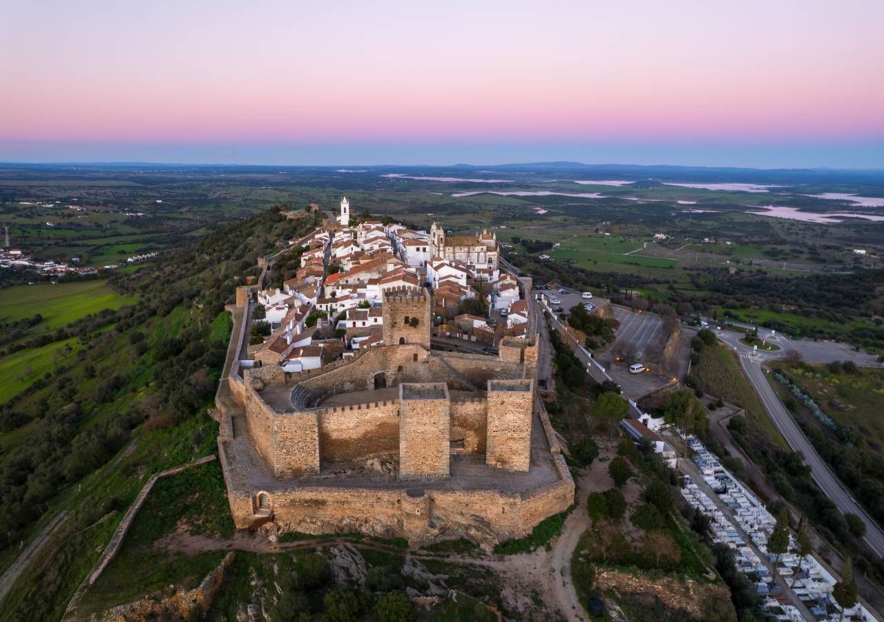 En la orilla derecha, los castillos de Juromenha, Alandroal, Terena, Monsaraz y Portel se alzan imponentes sobre el Guadiana.