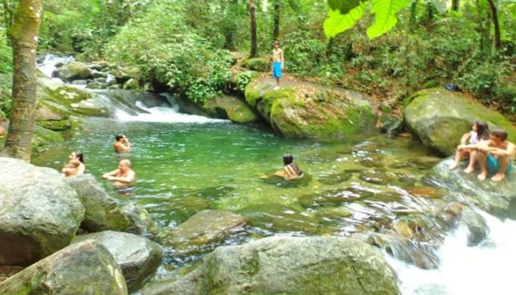 O Poço da Esmeralda, um belíssimo poço de águas esverdeadas e cristalinas em Penedo (RJ). Crédito: Divulgação.