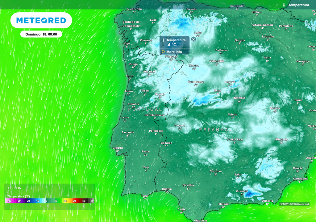 O mapa de temperaturas para as 08:00 de domingo revela um cenário de inverno rigoroso. O grande destaque é o Nordeste Transmontano, com os termómetros a marcarem -4 ºC em Bragança. O frio estende-se a todo o interior e norte, com a Guarda (-3 ºC), Viseu (0 ºC) e Braga (0 ºC)