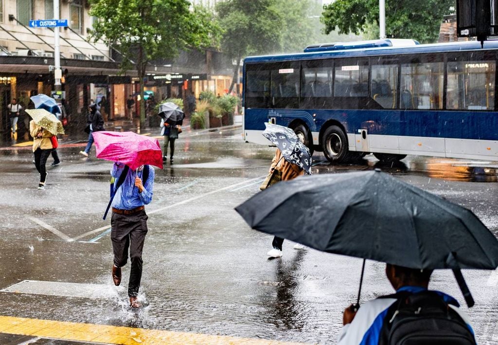 Chuvas intensas voltam a atingir Santa Catarina e deixam o estado em alerta para temporais, rajadas de vento e volumes de 150 mm até o fim de semana.