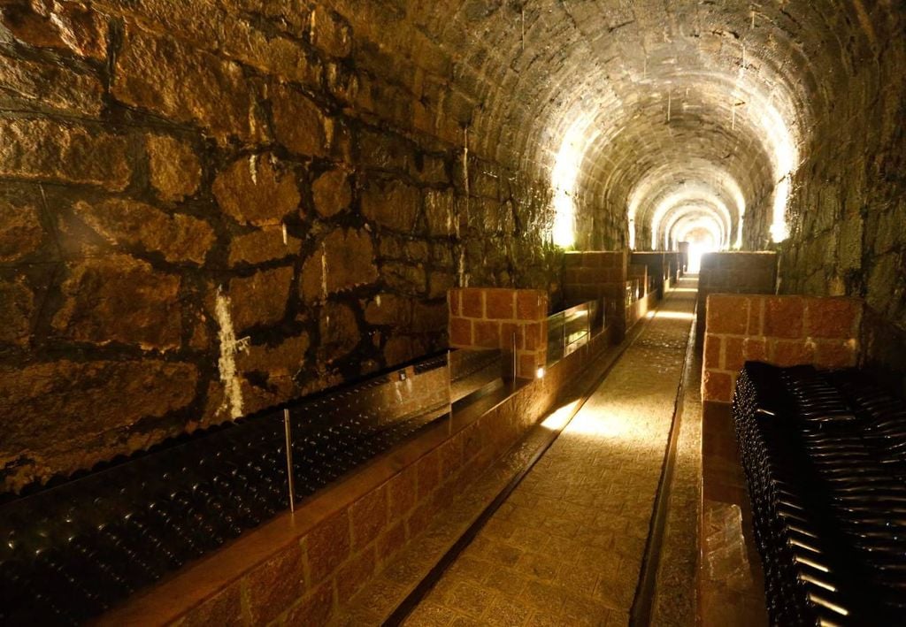 A vinícola Cave Colinas de Pedra, em Piraquara, funciona em um antigo túnel de trem, onde são servidos almoços e oferecidas visitas guiadas e degustações. Crédito: Divulgação.