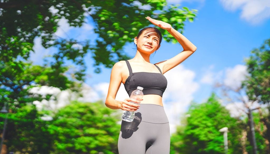 Mujer haciendo ejercicio a Sol La hidratación y el horario marcan la diferencia en verano ala hora de hacer ejercicio: evitar las horas centrales y reponer líquidos reduce riesgos y mejora la recuperación.
