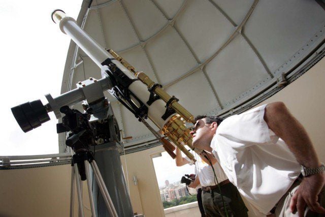 Figura 1.- Vicente Aupí con el antiguo refractor Grubb del Observatorio Astronómico de la Universidad de Valencia. (Foto de Miguel Lorenzo)