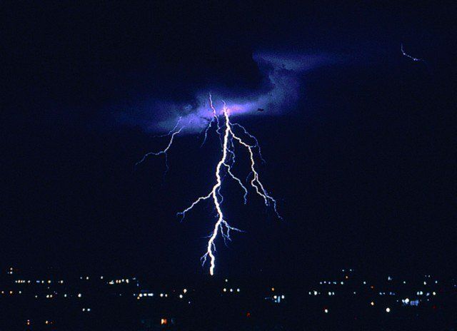 Figura 3. Tormenta fotografiada en las afueras de Valencia en el verano de 1988. (Foto de Vicente Aupí)